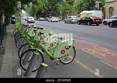 Budapest, Hongrie - le 13 juillet 2015 : Service de partage de vélos de location à Mol Bubi Street à Budapest, Hongrie. Banque D'Images