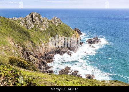 Les falaises de Pointe de la Moye, le Gouffre, les Villets sur la magnifique côte sud accidentée de Guernesey, îles Anglo-Normandes Banque D'Images