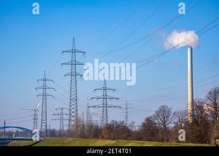 De nombreux pylônes d'électricité et lignes électriques haute tension près de la centrale de récupération d'énergie de RWE Generation se, Karnap, Essen, Allemagne Banque D'Images