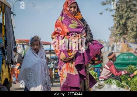 Jaipur, Inde. 09-05-2018. Mère avec une jeune fille marchant dans les rues de Jaipur dans le Rajasthan sur le marché local. Banque D'Images