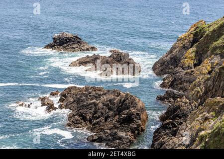 Rochers sous les falaises de Pointe de la Moye, le Gouffre, les Villets sur la magnifique côte sud accidentée de Guernesey, îles Anglo-Normandes au Royaume-Uni Banque D'Images