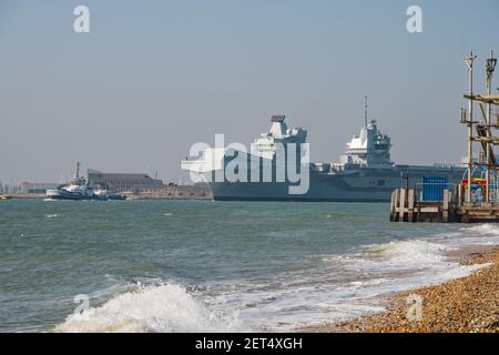 Le porte-avions de la Royal Navy, HMS Queen Elizabeth (R08), a été vu au départ de Portsmouth (Royaume-Uni) le 1/3/21 pour des essais en mer post-maintenance. Banque D'Images