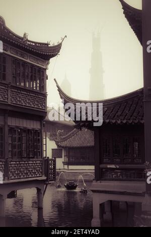 Un cliché vertical de Hu Xin Ting Teahouse Shanghai China Banque D'Images