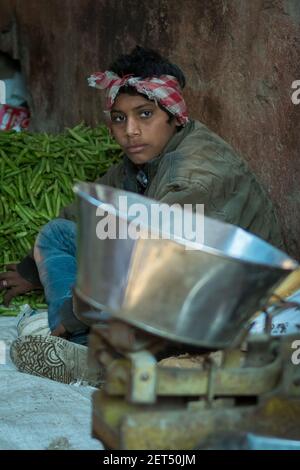 Jaipur, Inde. 09-05-2018. Portrait d'un adolescent de sexe masculin vendant des légumes sur le marché local au centre de Jaipur. Banque D'Images