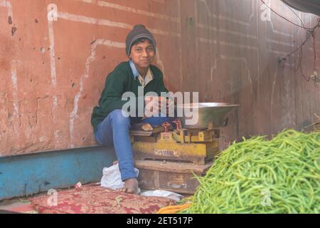 Jaipur, Inde. 09-05-2018. Portrait d'un adolescent de sexe masculin vendant des légumes sur le marché local au centre de Jaipur. Banque D'Images