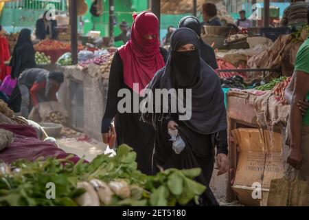 Jaipur, Inde. 09-05-2018. Deux musulmanes marchent sur le marché local dans le centre de Jaipur. Banque D'Images