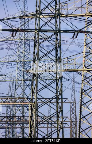 De nombreux pylônes d'électricité et lignes électriques haute tension près de la centrale de récupération d'énergie de RWE Generation se, Karnap, Essen, Allemagne Banque D'Images