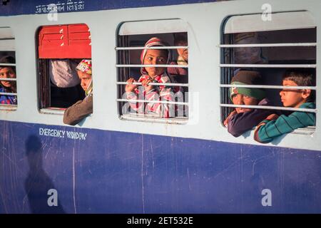 Jaipur, Inde. 09-05-2018. Portrait des enfants en voyage qui attendent le train pour commencer à la gare principale de Jaipur. Banque D'Images