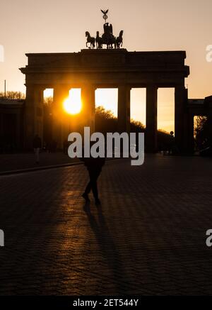 Berlin, Allemagne. 1er mars 2021. Le soleil se couche derrière la porte de Brandebourg. Credit: Christophe bateau/dpa/Alay Live News Banque D'Images