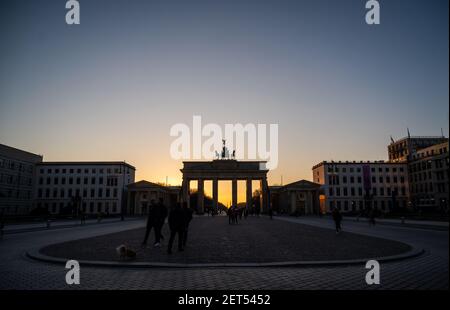 Berlin, Allemagne. 1er mars 2021. Le soleil se couche derrière la porte de Brandebourg. Credit: Christophe bateau/dpa/Alay Live News Banque D'Images