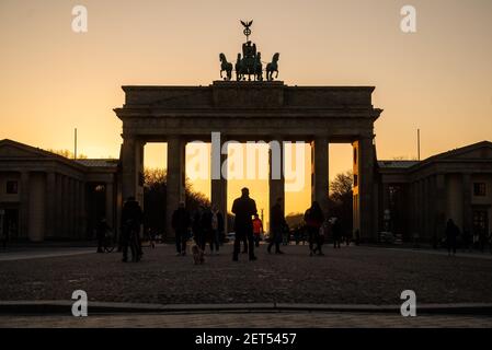 Berlin, Allemagne. 1er mars 2021. Le soleil se couche derrière la porte de Brandebourg. Credit: Christophe bateau/dpa/Alay Live News Banque D'Images