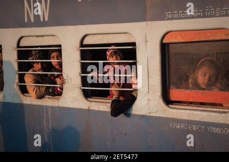 Jaipur, Inde. 09-05-2018. Portrait d'une famille qui attend le train pour commencer à la gare principale de Jaipur. Banque D'Images