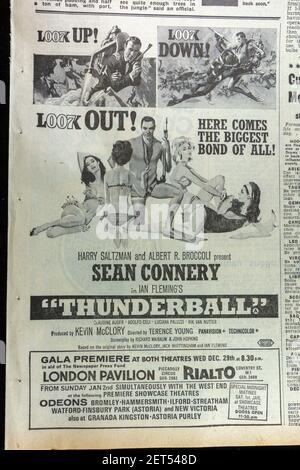 Publicité pour 'Thunderball', le film James Bond mettant en vedette Sean Connery dans le Evening News Newspaper (vendredi 24 décembre 1965), Londres, Royaume-Uni. Banque D'Images
