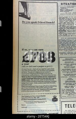 Publicité pour les téléphonistes de langue française auprès du Bureau général de poste (GPO) dans le journal Evening News (vendredi 24 décembre 1965), Londres, Royaume-Uni. Banque D'Images