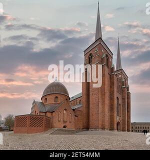 ROSKILDE, DANEMARK - 11 NOVEMBRE 2018 : Cathédrale de Roskilde, dans la ville de Roskilde, sur l'île de la Zélande, dans l'est du Danemark. Banque D'Images