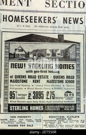 Publicité pour de nouvelles maisons par Sterling Homes avec chauffage central à Maidstone, Kent, dans le journal Evening News (vendredi 24 décembre 1965), Londres, Royaume-Uni. Banque D'Images