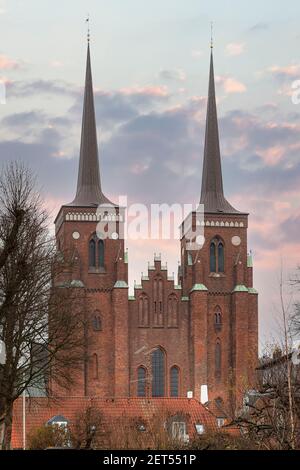 La cathédrale de Roskilde, située dans la ville de Roskilde, sur l'île de Zélande, dans l'est du Danemark, est une cathédrale de l'église luthérienne du Danemark. Banque D'Images