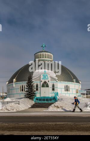 L'emblématique église notre Dame de la victoire en forme d'igloo en hiver, Inuvik, Territoires du Nord-Ouest, l'Arctique canadien. Banque D'Images