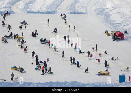 Vue aérienne des gens au derby de pêche sur glace sur le fleuve Mackenzie gelé en hiver, à 200 km au nord du cercle arctique, Inuvik, Territoires du Nord-Ouest, Canada. Banque D'Images