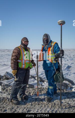 Deux travailleurs qui arpentent la route Inuvik-Tuktoyaktuk, construction hivernale, Territoires du Nord-Ouest, Arctique canadien, avril 2014. Banque D'Images