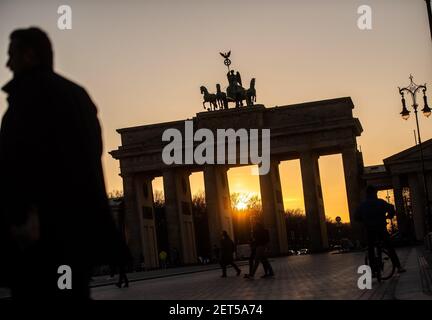 Berlin, Allemagne. 1er mars 2021. Le soleil se couche derrière la porte de Brandebourg. Credit: Christophe bateau/dpa/Alay Live News Banque D'Images