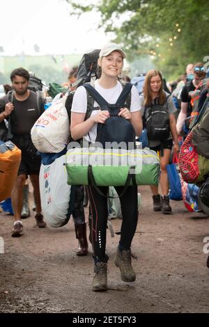 Festival Goer arrive sur le site de Glastonbury 2019 à la ferme de Worry, Pilton, Somerset. Date de la photo: Mercredi 26 juin 2019. Le crédit photo devrait se lire: David Jensen Banque D'Images