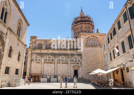 Dubrovnik, Croatie - 20 août 2020 : façade en flanc vue de la cathédrale de la Vierge Marie en réparation Banque D'Images