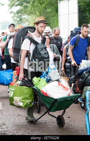 Les festivaliers arrivent sur place pour Glastonbury 2019 à la ferme de Worry, Pilton, Somerset. Date de la photo: Mercredi 26 juin 2019. Le crédit photo devrait se lire: David Jensen Banque D'Images