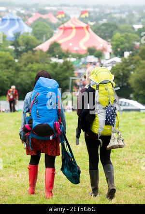 Les festivaliers arrivent sur place pour Glastonbury 2019 à la ferme de Worry, Pilton, Somerset. Date de la photo: Mercredi 26 juin 2019. Le crédit photo devrait se lire: David Jensen Banque D'Images