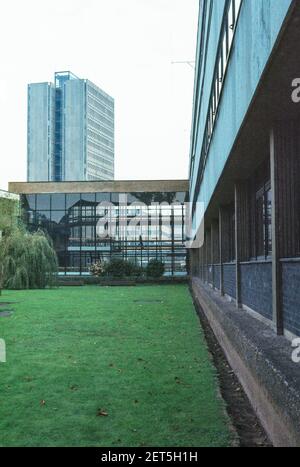 1979 Nottingham University Campus Nottingham England - vue sur le bloc de la Tour des Architectes à Science City avec la Faculté de génie sur la droite. Campus de l'Université de nottingham Université de Nottingham Angleterre GB Royaume-Uni Europe Banque D'Images