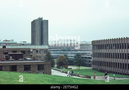 1979 Nottingham vue sur le bloc de la Tour des Architectes à Science City avec la bibliothèque scientifique de l'université à droite et le département de physique à gauche et l'hôpital Queens Medical Center derrière. Université de Nottingham Campus Nottingham Université Nottingham Nottingham Notinghamshire Angleterre GB Royaume-Uni Europe Banque D'Images