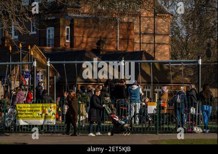 Londres, Royaume-Uni. 1er mars 2021. Les terrains de jeux sont censés être uniquement pour les personnes sans jardins mais sont bourrés - il est ensoleillé mais froid et les gens sont toujours dehors pour rencontrer des amis et/ou faire de l'exercice. La vie en plein air sur Clapham Common dans Lockdown 3 qui comprend un séjour à l'instruction à la maison. Crédit : Guy Bell/Alay Live News Banque D'Images