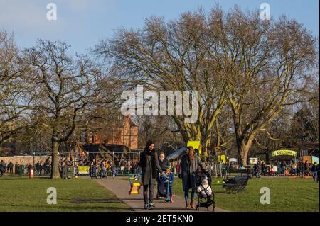 Londres, Royaume-Uni. 1er mars 2021. Les terrains de jeux sont censés être uniquement pour les personnes sans jardins mais sont bourrés - il est ensoleillé mais froid et les gens sont toujours dehors pour rencontrer des amis et/ou faire de l'exercice. La vie en plein air sur Clapham Common dans Lockdown 3 qui comprend un séjour à l'instruction à la maison. Crédit : Guy Bell/Alay Live News Banque D'Images