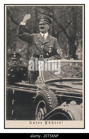 Image de propagande nazie vintage des années 1940 Adolf Hitler en Mercedes à ciel ouvert saluant Heil Hitler à la foule 'FÜHRER FÜHRER' NOTRE CHEF ! Banque D'Images