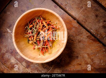 Chilis séché dans un bol en bois rustique vue d'en haut. Banque D'Images