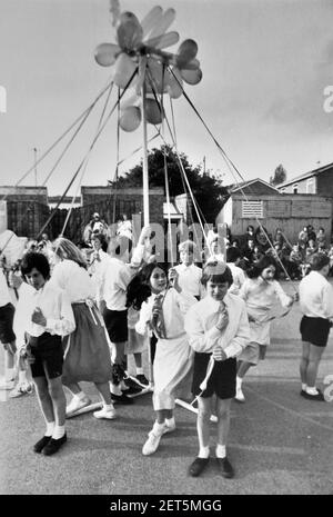 LES ÉCOLIERS FÊTENT LE JOUR DE MAI EN DANSANT AUTOUR DU MAYPOLE À L'ÉCOLE CHARLE DICKENS, PORTSMOUTH 1975 Banque D'Images