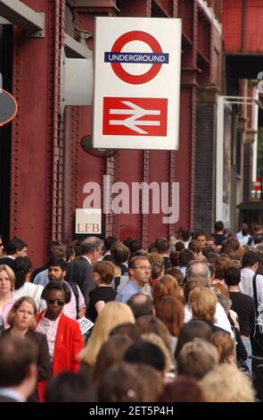 La file d'autobus à l'extérieur de la gare de Waterloo à 9 ceci Matin.18 juillet 2002 photo Andy Paradise Banque D'Images