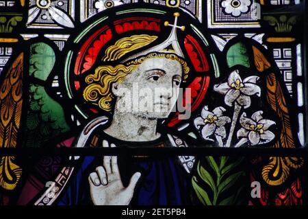 Vitraux victoriens montrant l'Angel Gabriel. Fenêtre créée au milieu du XIXe siècle, sur la vue publique dans une église du Hampshire. Banque D'Images