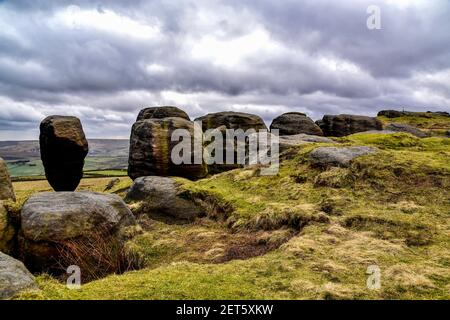 Les bridestones sur la mariée Stones Moor. Banque D'Images