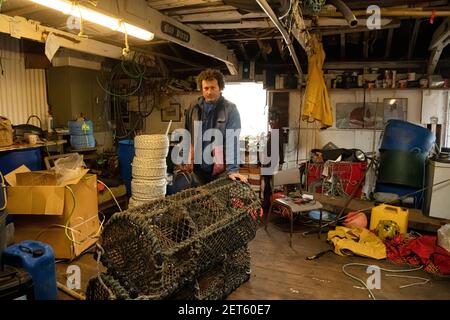 Cadgwith Cove, Cornwall, Royaume-Uni. 1er mars 2021. Les anciens bâtiments sont à Cadgwith Cove, utilisés par les pêcheurs qui atterrissent au port pour stocker leur matériel et traiter leurs prises. Ils abritent également une galerie d'art populaire et deux boutiques vendant du poisson frais, tandis qu'en été, les barbecues à poissons très populaires se tiennent à l'extérieur. Cadgwith Fishing Cove Trust tente de recueillir 300,000 000 livres pour acheter ces deux bâtiments afin de les protéger de tout développement futur. Credit: kathleen White/Alamy Live News Banque D'Images