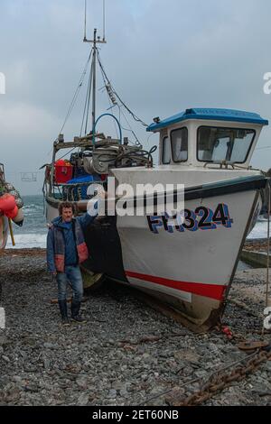 Cadgwith Cove, Cornwall, Royaume-Uni. 1er mars 2021. Les anciens bâtiments sont à Cadgwith Cove, utilisés par les pêcheurs qui atterrissent au port pour stocker leur matériel et traiter leurs prises. Ils abritent également une galerie d'art populaire et deux boutiques vendant du poisson frais, tandis qu'en été, les barbecues à poissons très populaires se tiennent à l'extérieur. Cadgwith Fishing Cove Trust tente de recueillir 300,000 000 livres pour acheter ces deux bâtiments afin de les protéger de tout développement futur. Credit: kathleen White/Alamy Live News Banque D'Images