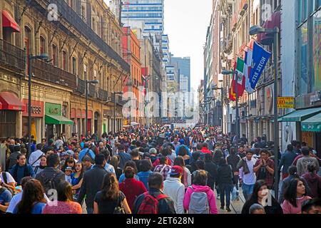 Piétons et les acheteurs marchant dans la Calle Madero / Francisco I. Madero Avenue / Madero Street dans le centre historique de Mexico Banque D'Images