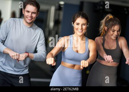 Groupe de personnes travaillant dans une salle de sport Banque D'Images