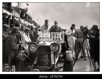 Vintage le Mans 1935 célébration des vainqueurs de Hindmarsh et Fontés entourés de la presse et de bons partisans dans le Lagonda Open Tourer lors de la course automobile d'endurance des 24 heures du Mans 1935. Le Mans France Banque D'Images