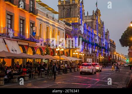 Restaurants avec cafés-terrasses, Portal Hidalgo et Palais municipal dans le centre historique de la ville de Puebla la la nuit, Mexique Banque D'Images