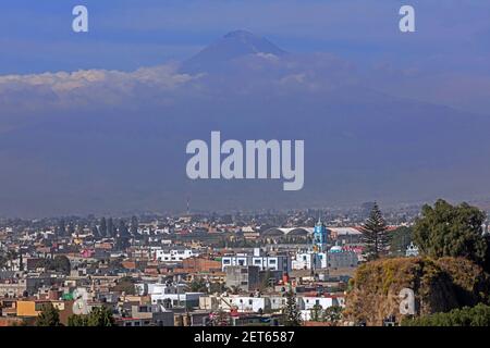 Vue sur le volcan Popocatépetl / El Popo, stratovolcan actif, et la ville de Cholula, Puebla, Mexique Banque D'Images