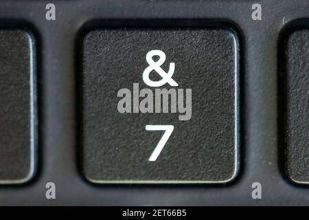 Numéro 7 et touche esperluette sur le clavier d'un ordinateur portable Banque D'Images