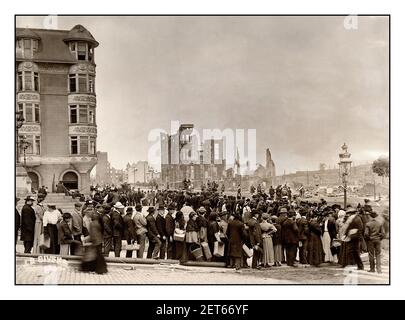 SAN FRANCISCO 1906 personnes TREMBLEMENT DE TERRE dans la file d'attente de pain de nourriture Après le tremblement de terre de 1906 San Francisco Californie États-Unis Banque D'Images