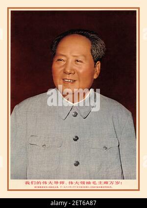 PORTRAIT de l'affiche de propagande chinoise DU PRÉSIDENT Mao des années 60 'vive notre grand enseignant et grand dirigeant le président Mao!' Président Mao Zedong (毛泽东) (1893-1976), 1969 Chine Banque D'Images