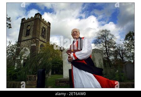 Dr. George Carey, Archevêque de Canterbury a pris son dernier service comme Archevêque à l'église paroissiale de Dagenham près d'où il a passé ses premières années.pic David Sandison 27/10/2002 Banque D'Images